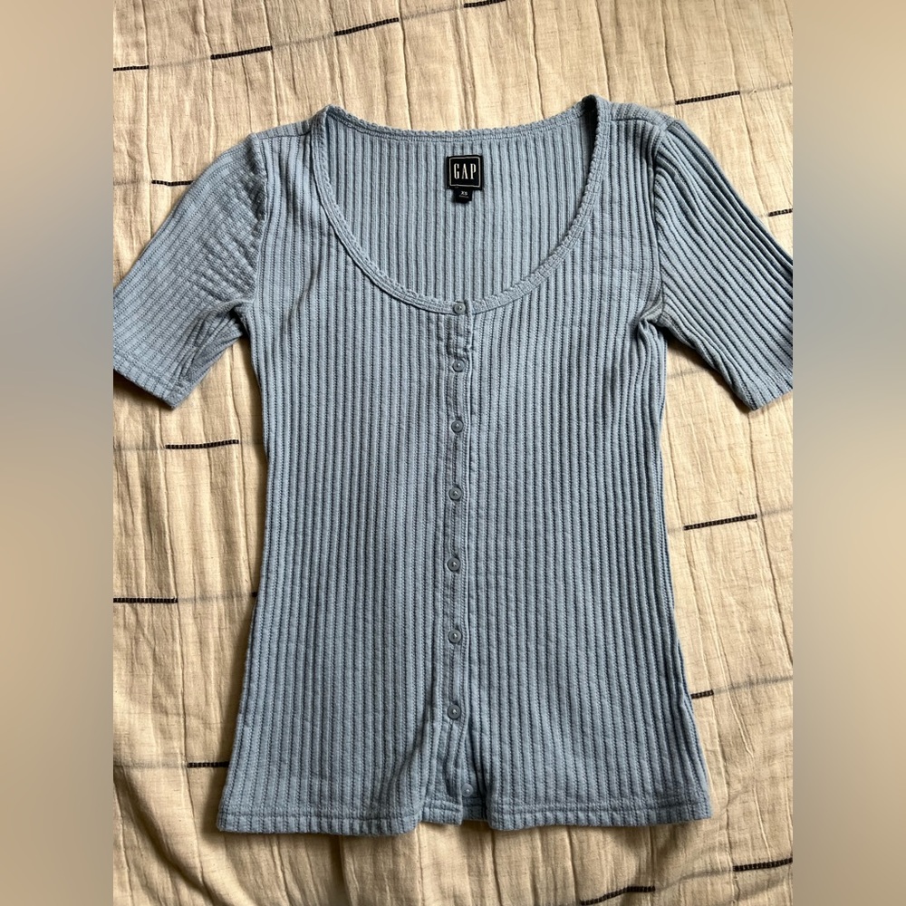 GAP XS blue button up tee shirt